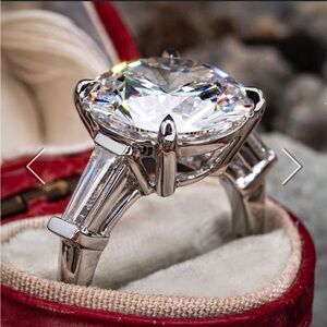 Dazzling Silver Ring with Clear Gemstone